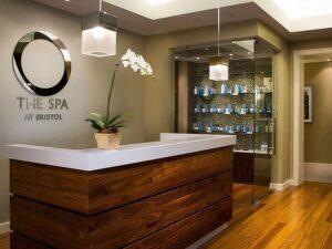 vì sao cần phải đầu tư thiết kế quầy lễ tân spa